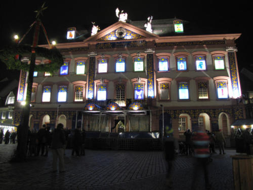 01 das Gengenbacher Rathaus als Adventskalender