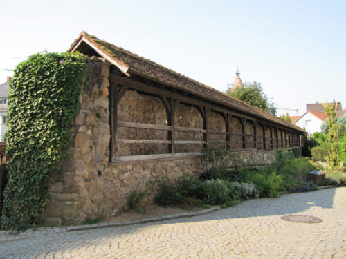 05 ein Stück der alten Stadtmauer mit Wehrgang